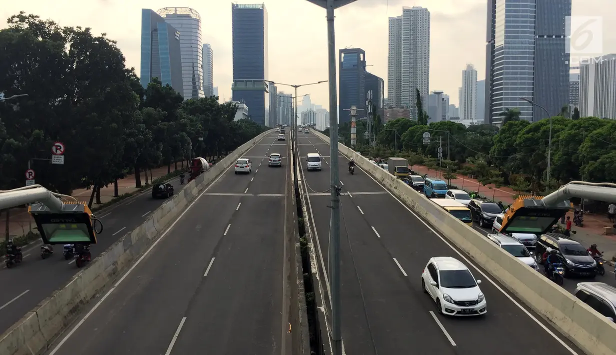 Kendaraan melintas di jalan layang non tol (JLNT) Kampung Melayu-Tanah Abang, Jakarta, Jumat (2/2). Pengamat transportasi Universitas Indonesia Ellen Tangkudung mengatakan, kemacetan tetap terjadi meski JLNT difungsikan. (Liputan6.com/Immanuel Antonius)