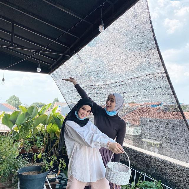 Makin Betah Di Rumah Ayudia Bing Slamet Dan Suami Sediakan Gym Dan Kebun