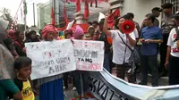 Sekitar 500 orang yang mengaku korban penggusuran menggelar aksi tolak Ahok di depan kantor DPP PDIP, Menteng, Jakarta. (Liputan6.com/Linus Sandi Satya)