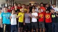 MANTAN TIMNAS - Para pesepak bola mantan pemain Timnas Indonesia yang tergabung dalam Starbol menjalani laga ekshibisi di Stadion Klabat, Manado. (Facebook)