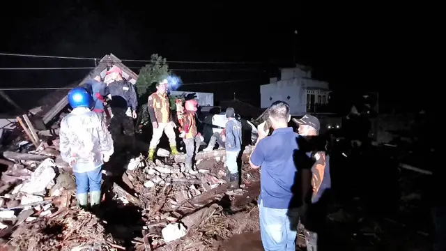 Proses perbaikan listrik di Kota Batu usai diterjang banjir. (Dian Kurniawan/Liputan6.com)