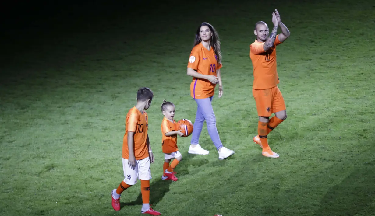 Pemain Belanda, Wesley Sneijder, bersama keluarga usai menjalani laga terakhir bersama timnas Belanda di Stadion Johan Cruijff, Amsterdam, Kamis (6/9/2018). Sneijder telah mencatatkan 134 penampilan dan menyumbang 31 gol. (AP/Peter Dejong)