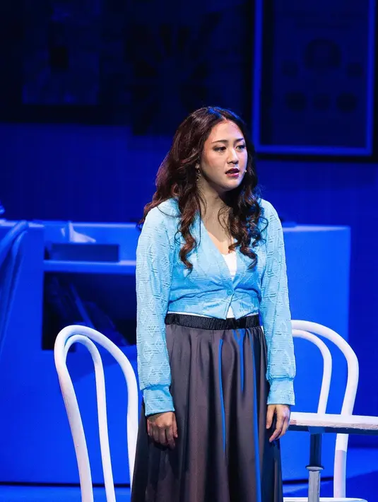 Menutup penampilan, Sherina mengenakan sneakers putih dan kaus kaki setengah betis. [@sherinamunaf]