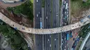 Foto aerial suasana proyek pembangunan simpang susun semanggi, Jakarta, Selasa (21/3). Proyek terdiri dari dua lintasan berbentuk setengah lingkaran bila digabungkan maka dua lintasan ini seolah membentuk lingkaran penuh. (Liputan6.com/Faizal Fanani)