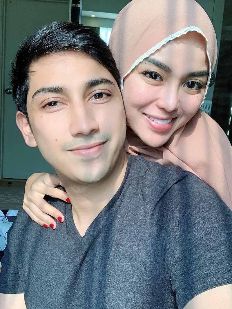 Onlaynda katta silikon kokraklar bilan porno videolar