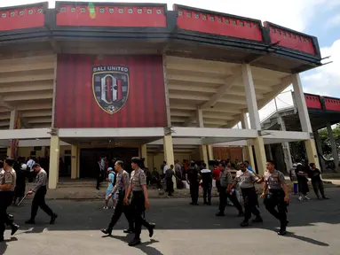 Sejumlah anggota kepolisian berpatroli di luar Stadion Dipta, Gianyar, Bali, Minggu (30/8/2015). Jelang pembukaan turnamen Piala Presiden 2015, Stadion Kapten I Wayan Dipta dijaga ratusan personel keamanan. (Liputan6.com/Helmi Fithriansyah)