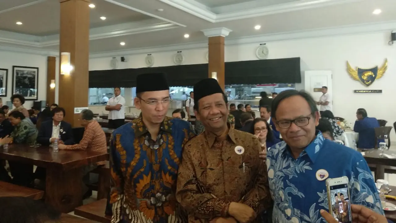 Gubernur Nusa Tenggara Barat (NTB) TGB Zainul Majdi bertemu dengan mantan Ketua Mahkamah Konstitusi (MK) Mahfud MD di sela acara Partai Nasdem. (Istimewa)