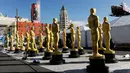 Patung-patung Oscar yang akan diberi sentuhan terakhir oleh seniman di Los Angeles, California, 22 Februari 2017. Penganugerahan Academy Awards ke-89 akan diselenggarakan pada Minggu (26/2) waktu setempat. (Photo by Chris Pizzello/Invision/AP)