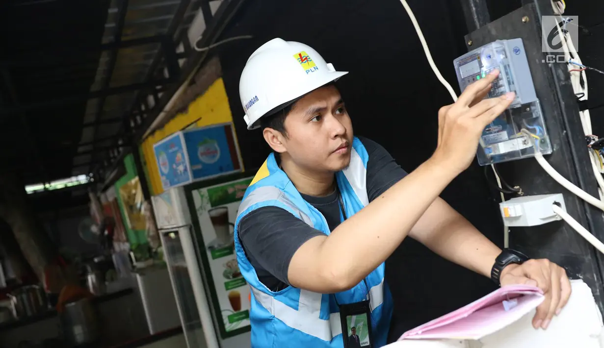 Aktivitas penyambungan penambahan daya oleh petugas PLN di Jakarta, Rabu (21/6). Menyambut lebaran, PLN memberikan bebas biaya penyambungan untuk rumah ibadah dan potongan 50 persen untuk pengguna selain rumah ibadah. (Liputan6.com/Immanuel Antonius)