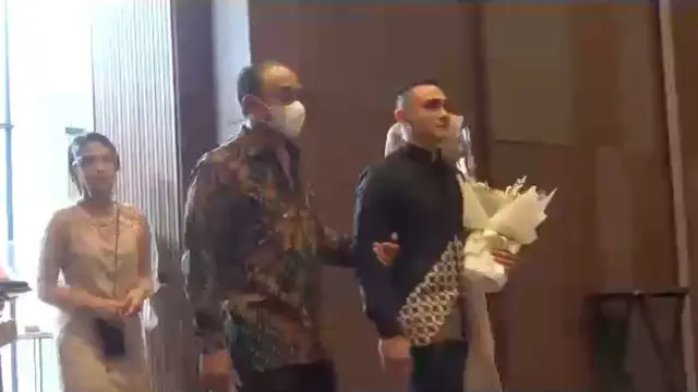 Momen Tunangan Briptu Muthia Syahra, Putri Artis Senior Yanti Yasser. (Sumber: Youtube/Yanti Yasser Official New)