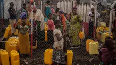 Para pengungsi mengambil air di kamp pengungsi internal Kashaka di pinggiran kota Goma, Republik Demokratik Kongo pada 3 Februari 2025. (Jospin Mwisha/AFP)