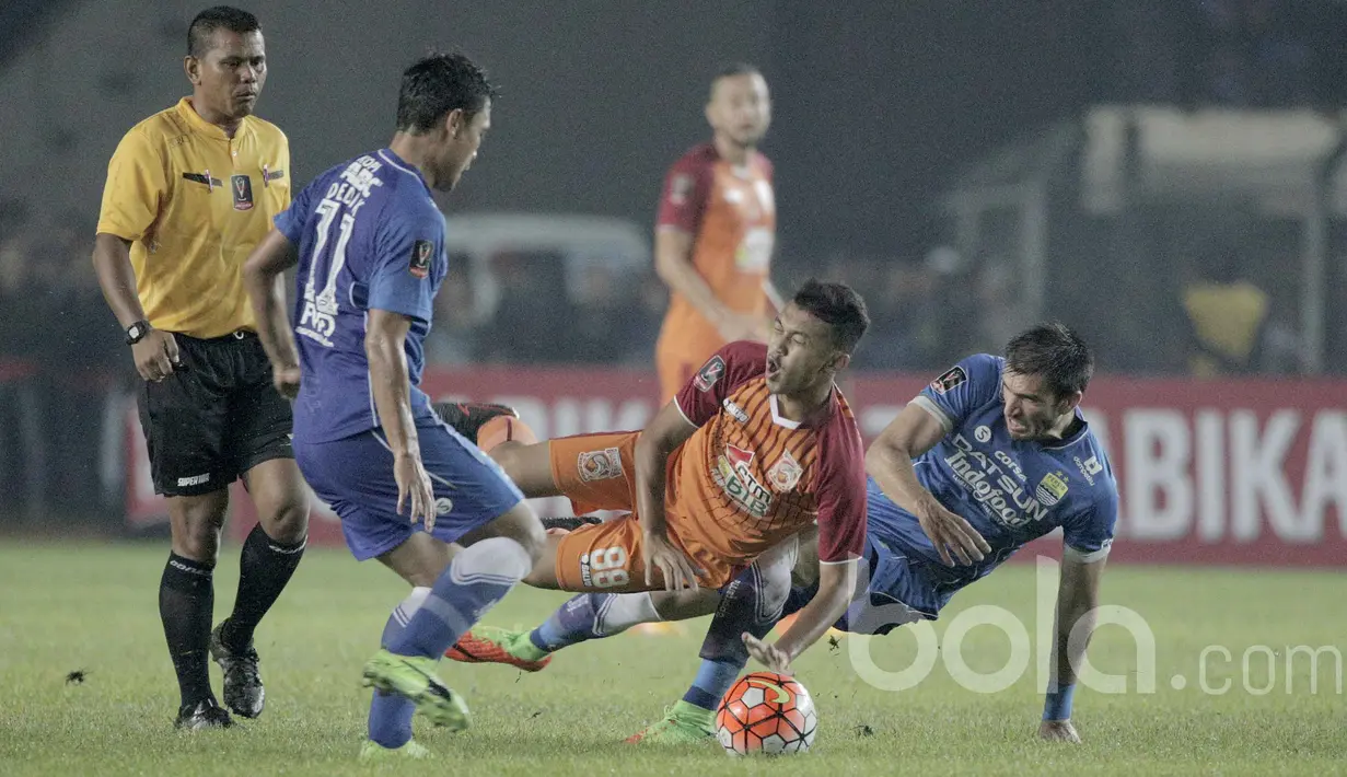 Vladimir Vujovic melakukan tekel keras terhadap Abdul Azis Lutfi Akbar pada laga semifinal leg kedua Piala Presiden 2017 antara Persib Bandung vs Pusamania Borneo FC usai di Stadion Si Jalak Harupat, Soreang Jawa Barat,  Minggu (5/3/2017).  (Bola.com/Peks