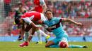 Pemain West Ham, Mark Noble (kanan), berebut bola dengan pemain Arsenal, Alexis Sanchez, dalam pertandingan di Stadion Emirates, London. Minggu (9/8/2015). (Reuters/Eddie Keogh)
