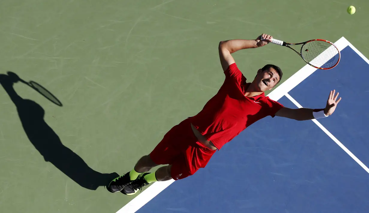 Aksi petenis Australia, Bernard Tomic, saat bertanding melawan petenis Prancis, Richard Gasquet, dalam Turnamen Tenis AS Terbuka 2015 di New York, AS. (5/9/2015). (Reuters/Mike Segar)