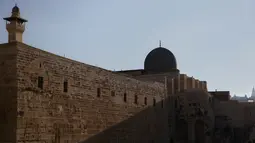Masjid Al-Aqsa, yang artinya “masjid terjauh”, merupakan kompleks di Kota Tua Yerusalem yang terdiri dari Kubah Batu dari emas dan Masjid Qibly--yang kini dikenal sebagai Masjid Al-Aqsa karena paling dekat dengan kiblat di Ka’bah. (AP/Sebastian Scheiner)