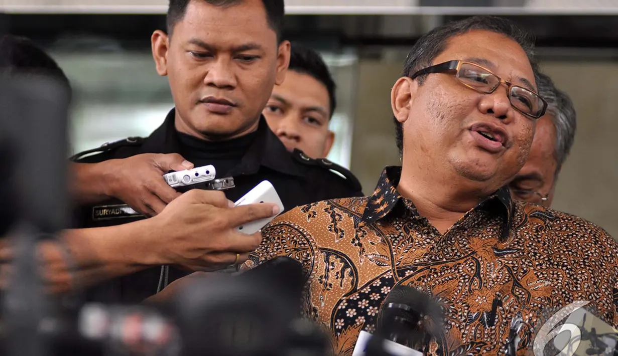 Menkop dan UKM AA Gede Ngurah Puspayoga memberikan keterangan pers usai menyerahkan laporan harta kekayaan penyelenggara negara (LHKPN) kepada KPK, Jakarta, Senin (10/11/2014) (Liputan6.com/MIftahul Hayat)