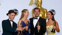  Aktor Leonardo DiCaprio (kedua kanan) foto bersama dengan para pemenang Oscar di belakang panggung di 88 Academy Awards di Hollywood, California (28/2/2016). (REUTERS/Mike Blake)