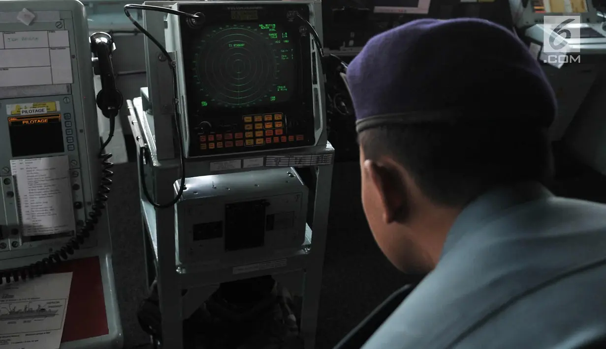 Petugas melihat sebuah layar di kapal perang HMS Albion, Jakarta, Minggu (22/4). HMS Albion adalah dermaga transportasi amfibi dari Angkatan Laut Kerajaan, yang pertama dari kelas dua kapal Albion . (Merdeka.com/Iqbal S. Nugroho)