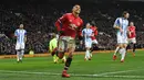 Striker Manchester United Alexis Sanchez merayakan gol kedua untuk timnya saat melawan Huddersfield Town dalam pertandingan Liga Inggris di Old Trafford di Manchester (3/2). (AFP Photo/Paul Ellis)