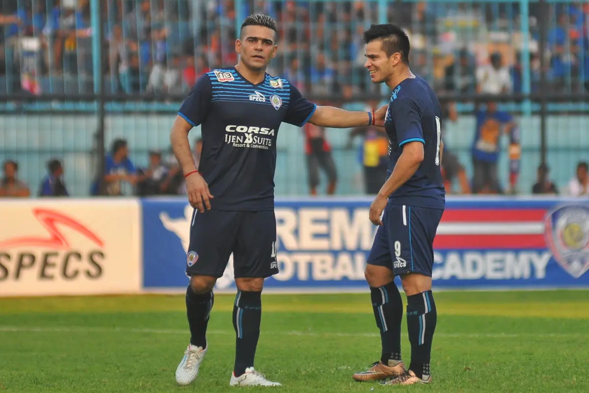 Gustavo Giron dan Cristian Gonzales