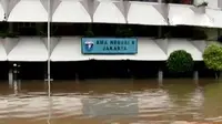 Banjir luapan Sungai Ciliwung mendera pemukiman bantaran sungai. Sementara itu, Ahok-Djarot dan Anies-Sandi maju putaran kedua Pilkada DKI.