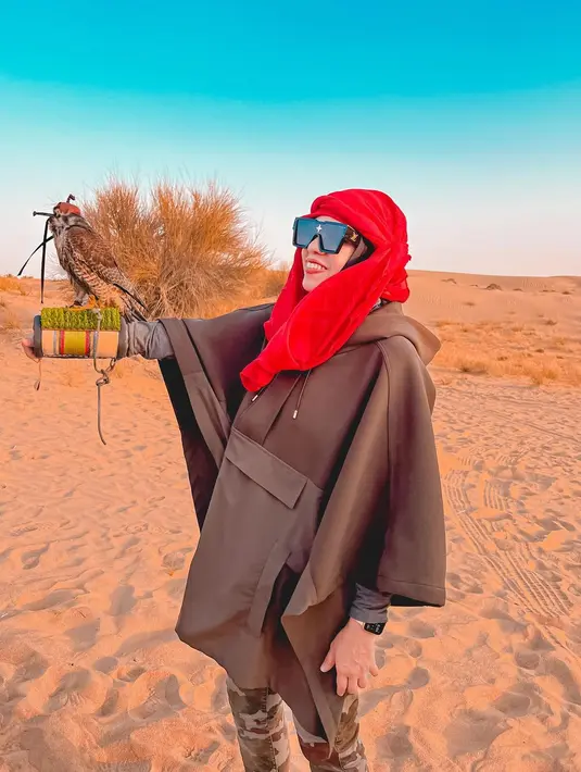 Kerap tampil dengan outfit tabrak warna dengan branded item, beberapa netizen mencibirnya bak pasar malam. @genifaruk.