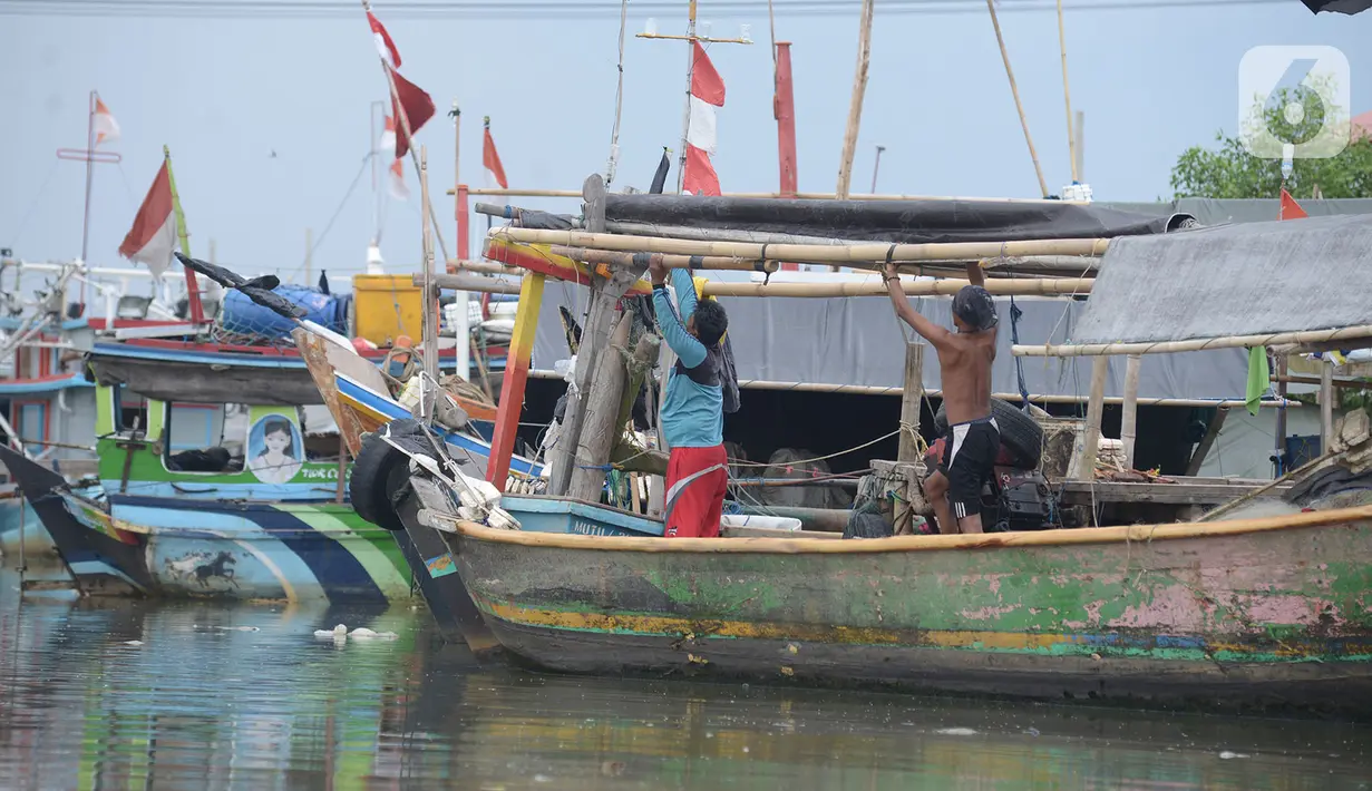 Nelayan pulang dari mencari ikan di Pesisir Pantai Jakarta, Muara Angke, Selasa (24/11/2020). BMKG memperkirakan cuaca ekstrem akan terjadi dalam sepekan ini, yang berimbas kepada nelayan untuk memilih pulang lebih awal dengan hasil tangkapan ikan yang tidak maksimal. (merdeka.com/Imam Buhori)