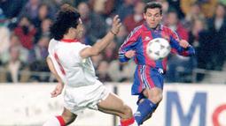Sergi Barjuan mengemban tugas sebagai seorang kapten selepas hengkangnya Pep Guardiola ke Italia di tahun 2001. Selama berkarier di Barcelona sejak tahun 1993 hingga 2002, Sergi memainkan 460 pertandingan di seluruh kompetisi dan menorehkan catatan 14 gol. (Foto: AFP/Raymond Rutting)