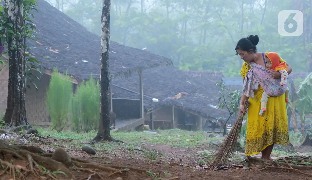 Seorang ibu menyapu di Kampung Landeuh, Lebak, Banten, Selasa (27/4/2021). Selama Ramadhan, warga Baduy muslim mengisi sore sampai menjelang maghrib dengan pengajian anak-anak. (Liputan6.com/Herman Zakharia)
