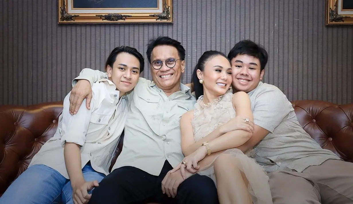 <p>Seperti ini nih potret keharmonisan Yuni Shara dan Henry Siahaan walaupun keduanya memutuskan bercerai pada 2008 silam. (FOTO: instagram.com/yunishara36/)</p>