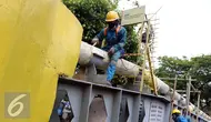 Pekerja merawat jaringan pipa gas milik Perusahaan Gas Negara (PGN) di Jakarta, Rabu (21/9/2016). (Liputan6.com/Helmi Afandi)
