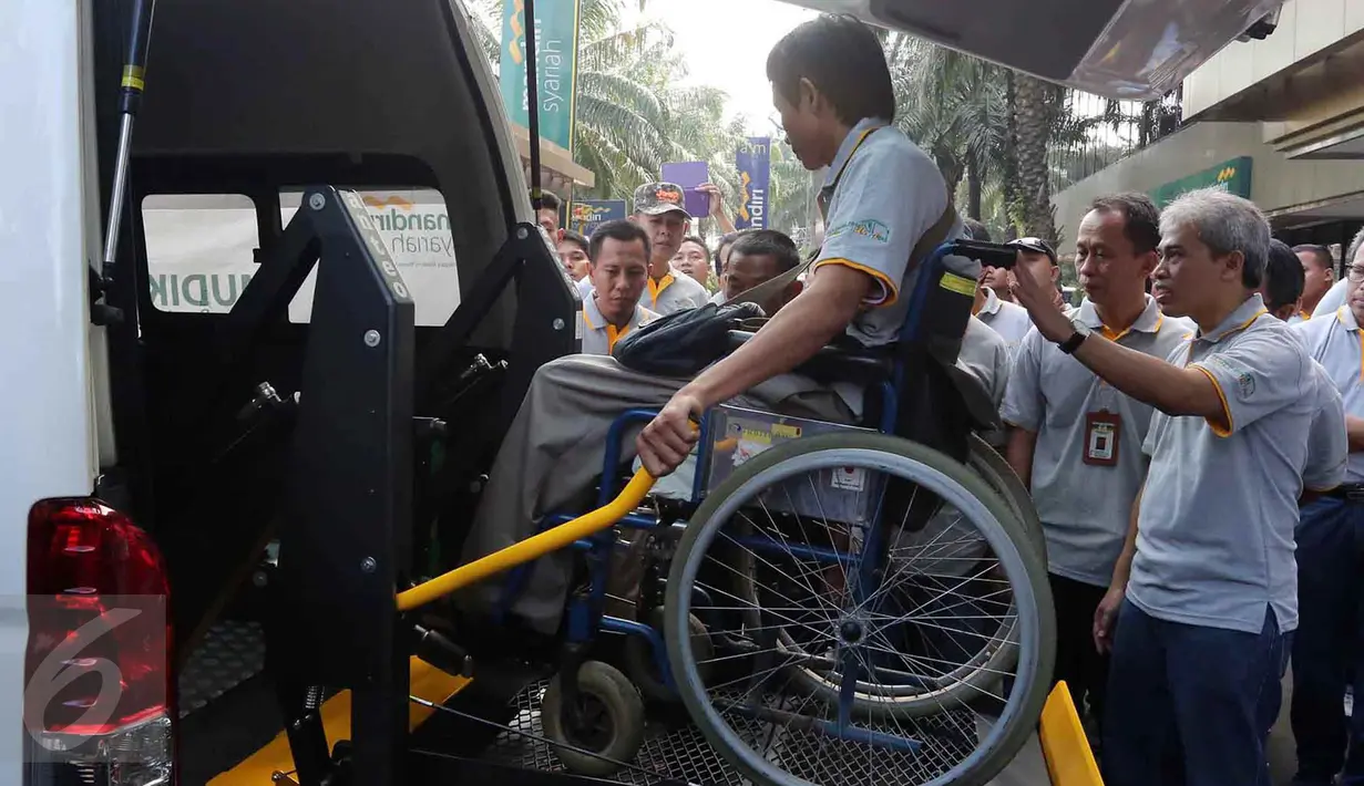 Seorang penyandang disabilitas saat menaiki mobil akses untuk disabilitas di Gedung Mandiri, Jakarta, Sabtu (2/7). Sebanyak 1200 pemudik diberangkatkan dengan 25 bus dan satu unit mobil akses untuk disabilitas (14 Orang). (Liputan6.com/Faizal Fanani)