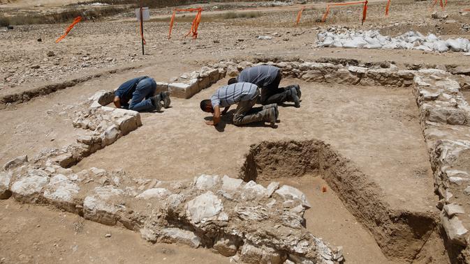 Pekerja muslim dari otoritas barang antik Israel berdoa di reruntuhan salah satu masjid kuno yang baru ditemukan di kota Rahat, gurun Negev pada 18 Juli 2019. Reruntuhan salah satu masjid tertua di dunia tersebut diperkirakan berasal dari Abad ke-7 atau ke-8 Masehi. (MENAHEM KAHANA/AFP)