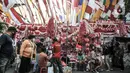 Pengunjung memilih pernak-pernik Hari Kemerdekaan di Pasar Jatinegara, Jakarta, Minggu (2/8/2020). Menjelang perayaan HUT ke-75 Republik Indonesia, Pasar Jatinegara mulai dipadati warga yang ingin mencari beragam pernak-pernik hiasan kemerdekaan. (merdeka.com/Iqbal Nugroho)