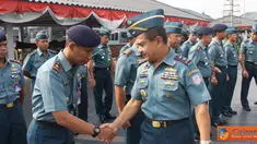 Citizen6, Tanjung Priok: Pangkolinlamil, Laksamana Muda TNI S.M. Darojatim menyalami para Kasatker dan para komandan unsur usai melaksanakan kegiatan apel khusus di Dermaga Kolinlamil, Tanjung Priok, Jakarta, Senin (13/8). (Pengirim: Dispenkolinlamil)