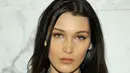 Bella Hadid tak menanggapi hujatan dan komentar dari netizen. Dirinya malah asyik berlibur dengan sahabat-sahabatnya. (AFP/Bintang.com)