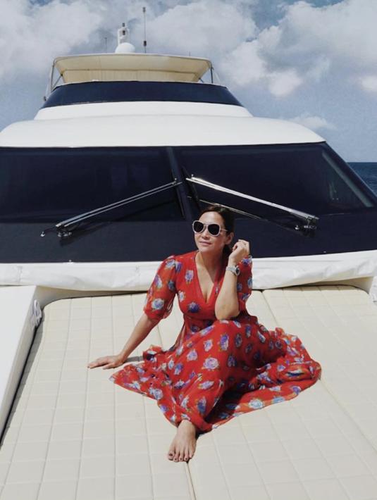 Selain Italia dan Perancis, Maia Estianty juga pernah mengunjungi Pulau Maladewa bersama suami tercinta. Kali ini, Maia memilih dress berwarna merah dengan aksen belahan rendah. Ibu tiga anak ini tampak elegan ketika berpose di bawah terik matahari di atas kapal. (Liputan6.com/IG/@maiaestiantyreal)