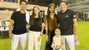 Saat menemani pangeran Mateen, Anisha Rosnah mengenakan tshirt hitam dipadukan celana putih dari brand Chanel. [@support.anishaik]
