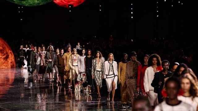 Jennie BLACKPINK Menonjol dengan Tank Top Biru di Show Chanel Paris Fashion Week 2026