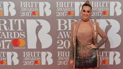Penyanyi AS, Katy Perry berpose untuk fotografer setibanya di karpet merah ajang penghargaan Brit Awards 2017 di The O2 Arena, London, Rabu (22/2). Aksen rumbai-rumbai di bagian bawah pun menambah kesan seksi pada tampilan Katy Perry. (NIKLAS HALLE'N/AFP)