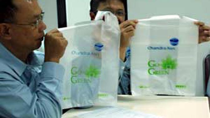 Dua staf PT Chandra Asri memperlihatkan produk kantong plastik ramah lingkungan yang bisa lapuk kembali menjadi tanah dalam tempo 4 bulan, di Cilegon, Banten. (Antara)