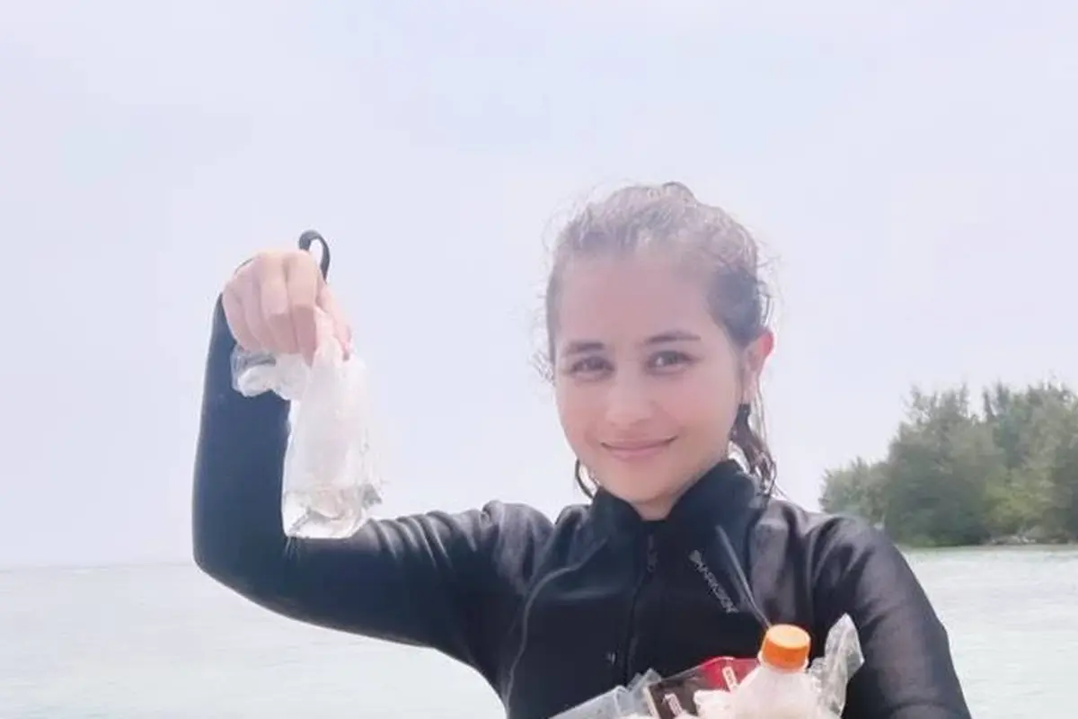 Turut Bersihkan Sampah, Ini 7 Potret Prilly Latuconsina Diving di Pulau Sangiang