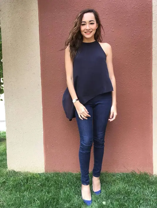 Sebenarnya Dewi Rezer tidak pernah terpikir menjadi seorang artis saat ia masih kecil. Kariernya di industri hiburan terbuka saat ia jadi pemenang GADIS Sampul pada 1995. (Foto: instagram.com/rezerdewi)