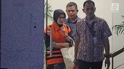 Tersangka Hakim PN Tangerang, Wahyu Widya Nurfitri kenakan rompi oranye setelah diperiksa di gedung KPK, Jakarta, Selasa (13/3). Wahyu menerima suap untuk mengubah vonis dan memenangkan perkara yang ditangani dua pengacara. (Liputan6.com/Herman Zakharia)