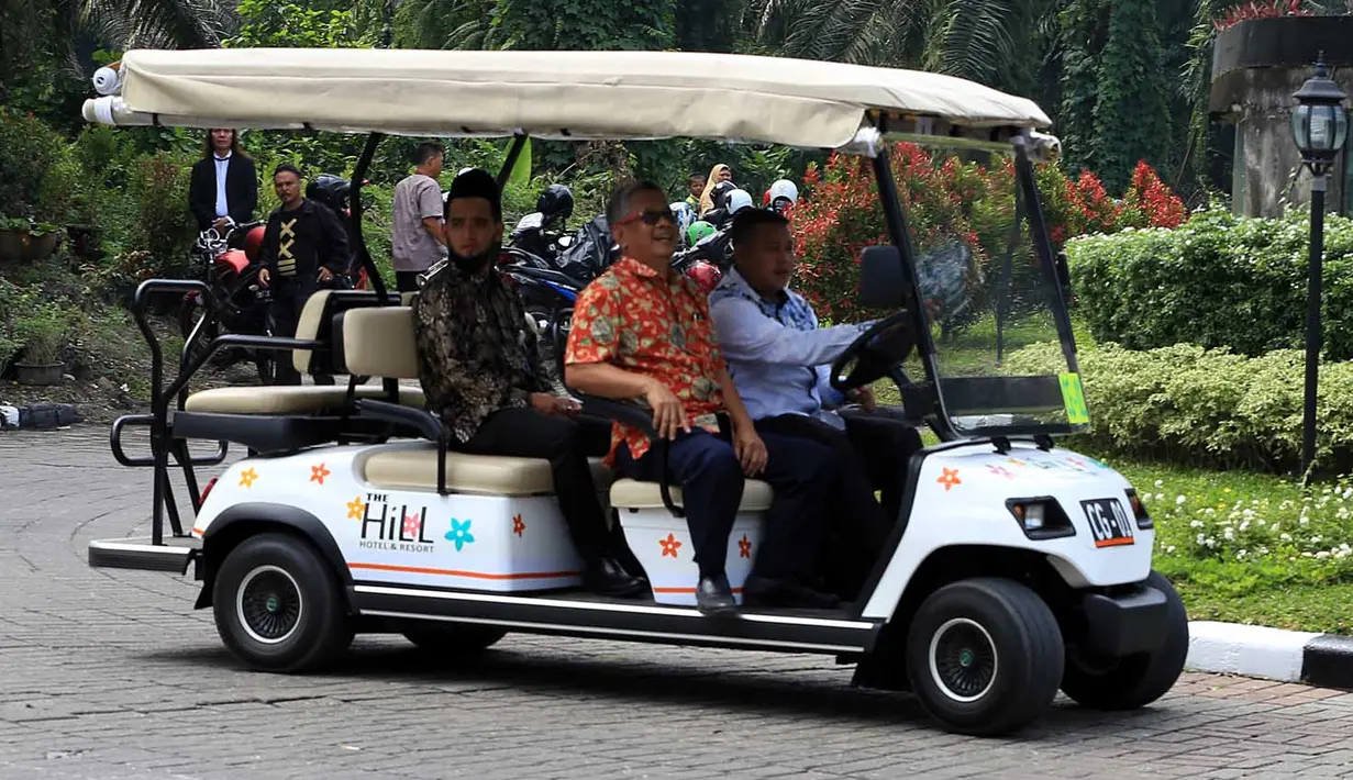Acara pesta pernikahan kedua Kahiyang Ayu dan Bobby Nasution yang kedua ini berlangsung sejak Jumat. Acara akan berlangsung selama dua hari non-stop dan dijadwalkan semua prosesi selesai Sabtu (25/11/2017) sore. (Deki Prayoga/Bintang.com)