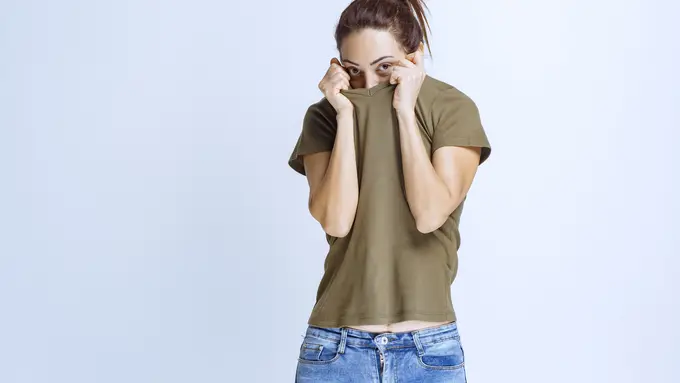 Produksi minyak berlebih ini sering kali disebabkan oleh faktor hormonal atau penggunaan produk perawatan kulit yang tidak sesuai.