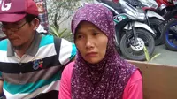 Tatapan sedih Rohana, istri sopir taksi online di Palembang saat menceritakan kehidupannya setelah sang suami meninggal dunia (Liputan6.com / Nefri Inge)