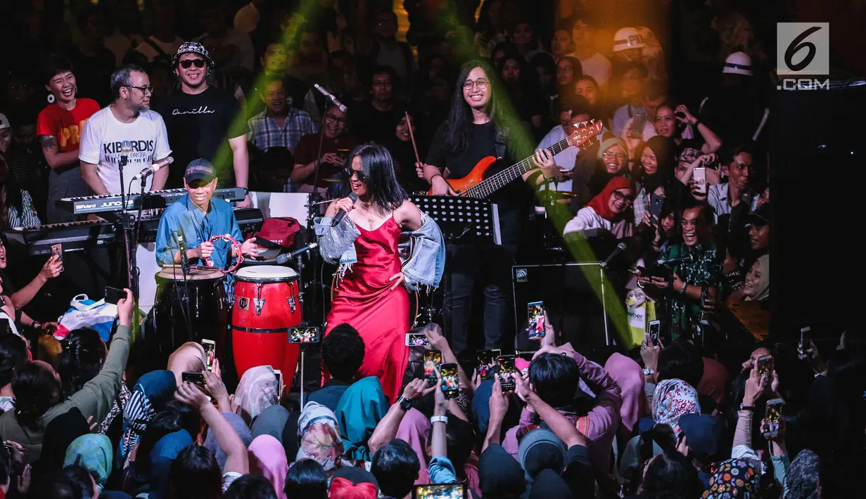 Penyanyi Atiek CB membawakan lagu pada acara musik amal bertajuk "Konser Kemanusiaan untuk Lombok" di kawasan Jakarta Selatan, Kamis (9/8). Sederet artis papan atas Indonesia menyumbangkan suara mereka. (Liputan6.com/Faizal Fanani)