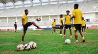 Arema Cronus menyayangkan lapangan di Stadion Aji Imbut, Tenggarong, yang kurang terawat. (Bola.com/Kevin Setiawan)