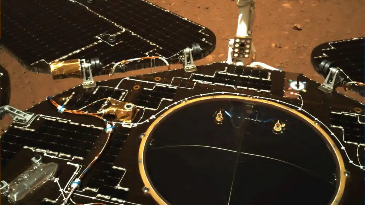 Foto dari Mars kiriman rover Zhurong milik China.